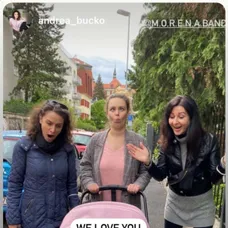 Dominika s kamarátkami a dcérkou.