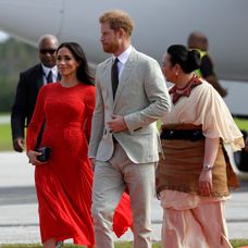 Britský kráľovský pár priletel na návštevu ostrova Tonga.