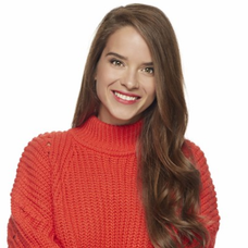 Dvojica si užíva teplé marcové počasie na moste v blízkosti vyľudneného Červeného námestia.