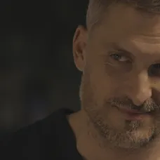 Adela prekvapí Andreja otázkou.