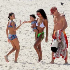 Vincent Cassel (54) a Tina Kunake (23) s rodinou na pláži.