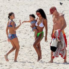 Vincent Cassel (54) a Tina Kunake (23) s rodinou na pláži.