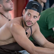 Michalove čelo zdobí krvavá rana