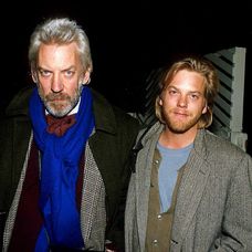 Donald Sutherland so synom kieferom na snímke u roku 1990