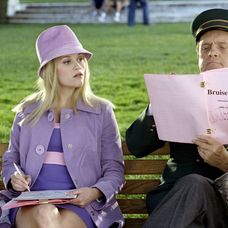 Bob Newhart ako vrátnik Sid po boku Reese Witherspoon vo filme Pravá blondýnka 2.