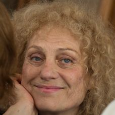 Herečka Soňa Valentová počas slávnostného odhaľovania pamätnej dlaždice jubilujúcej herečky Evy Krížikovej 12. júna 2014 pred Me