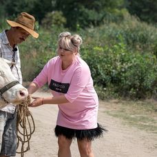 Do farmárskych tajov zasvätil Evelyn hospodár Martin