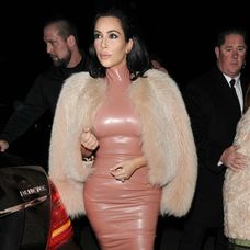 V obtiahnutých outfitoch Kim vidieť často