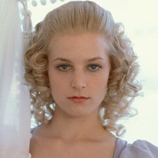 Bridget Fonda vo vilme Odpútaný Frankenstein, 1990