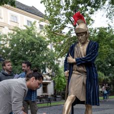 Byť živou sochou si žiada špeciálnu prípravu.