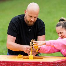 Pomocníci nezvládli súboj o záchranu, Roman sa vrátil späť na Farmu