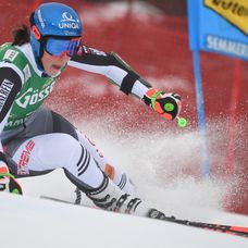 Zhorené auto po nehode.