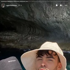 Adam si vyrazil s kamarátmi k moru