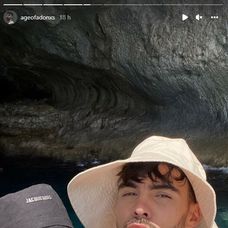Adam si vyrazil s kamarátmi k moru