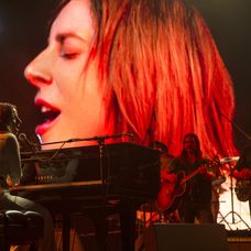 Záber z filmu Zrodila sa hviezda