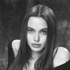 Angelina Jolie a jej premeny vzhľadu.