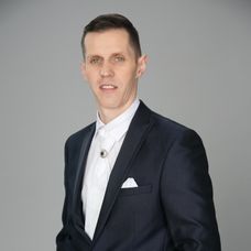 Z Michala bol zase elegantný ženích