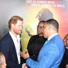 Princ Harry s Meghan na premiére filmu na Jamajke