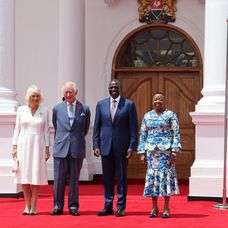 Kráľ Karol III. s manželkou kráľovnou Kamilou  pricestovali na návštevu Kene