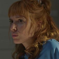 Nikol prekvapila Adama v kúpeľni v tej najnevhodnejšej chvíli.