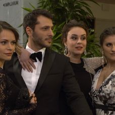 Alex si nevedel vybrať, tak vzal na ples všetky tri kásky.