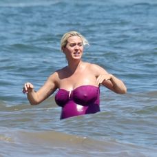 Katy Perry ukázala tehotenské bruško