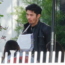 Čerstvý otecko Henry Golding