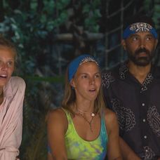 Šokované tváre Lovcov a Titánov na poslednej kmeňovej rade, kde sa mierne zmenila zostava kmeňov.