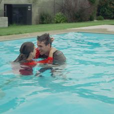 Naďa a Martin v bazéne