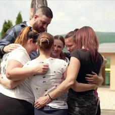 Na nože - Martin v objatí s dievčatami z reštaurácie U mamy