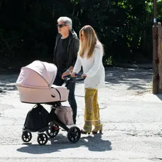 Erika s manželom Števom a dcérkou Ellou na prvej prechádzke