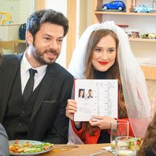 Ahmet Tansu Taşanlar a Oya Unustası - svadba v seriáli