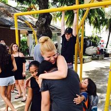 Zuzana Kovačič Hanzelová s miestnymi deťmi