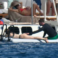 Pozornosť Justina Timberlakea na dovolenke pritiahlo pozadie manželky Jessicy Biel.