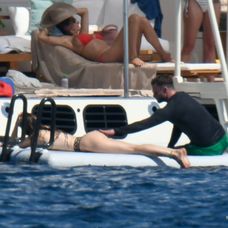 Pozornosť Justina Timberlakea na dovolenke pritiahlo pozadie manželky Jessicy Biel.