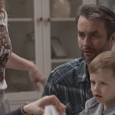 Marek si myslí, že Petra kazí ich syna. 