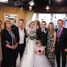 Adela a Viktor Vinczeovci boli svedkovia. 