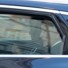 Fotky kráľa Karola III. pred operáciou