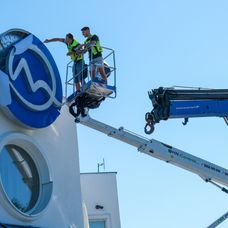 Výmena loga na budove televízia Markíza