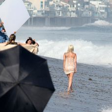 Lady Gaga fotila na pláži.