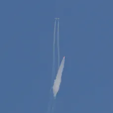 Raketoplán Virgin Galactic s Richardom Bransonom na palube sa odpútal od materskej lode.