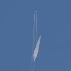 Raketoplán Virgin Galactic s Richardom Bransonom na palube sa odpútal od materskej lode.