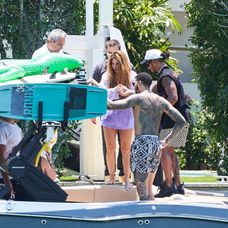 Shakira s Lewisom Hamiltonom na lodi