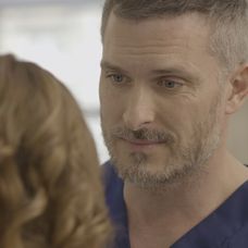 Adela náhle skolabuje.