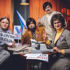 Zľava Jordan Henderson a Sadio Mané z Liverpoolu oslavujú gól na pôde Aston Villy.