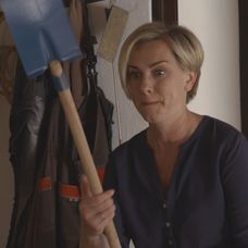 Pohotove vytiahne rýľ.