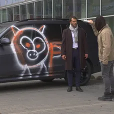 Luky posprejoval Alexovi auto.