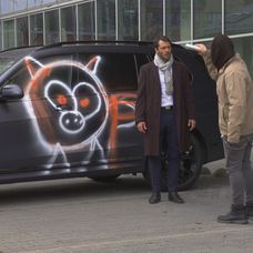 Luky posprejoval Alexovi auto.