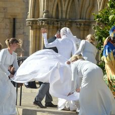 Ellie Goulding máva prítomným hosťom pred kostolom