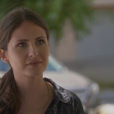 Zaželá mu všetko najlepšie do nového života.